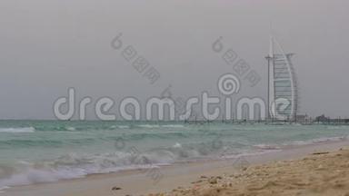 雾日迪拜城市著名帆船酒店海滩景观4k阿联酋